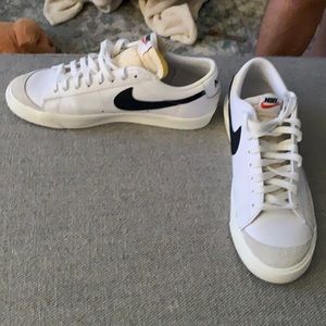 Nike men’s 10 1/2 blazer low 77 vintage. Worn once